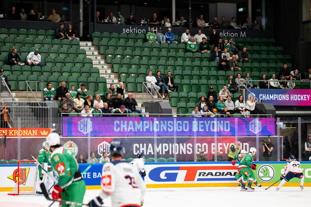 220908 Audience during the CHL game between Rögle and Fehervar on September 8, 2022 in Ängelholm Photo Petter Arvidson BILDBYRAN code PA PA0383 ice hockey ice hockey chl champions hockey league rögle fehervar bbeng Fehervar AV19 audience, Copyright: PETTERxARVIDSON BB220908PA040