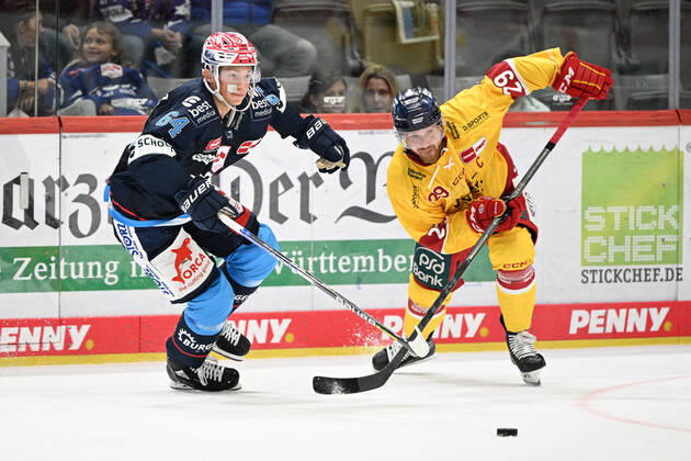 Boaz Bassen Schwenninger Wild Wings 64 Alexander Barta Duesseldorfer EG GER, Schwenninger Wild Wings vs Duesseldorfer EG DEG , Penny DEL, Matchday 2, 18 09 2022 GER, Schwenninger Wild Wings vs Duesseldorfer EG DEG , Penny DEL, Matchday 2, 18 09 2022 Villingen Schwenningen Copyright: xEibner-Pressefotox EP_EER