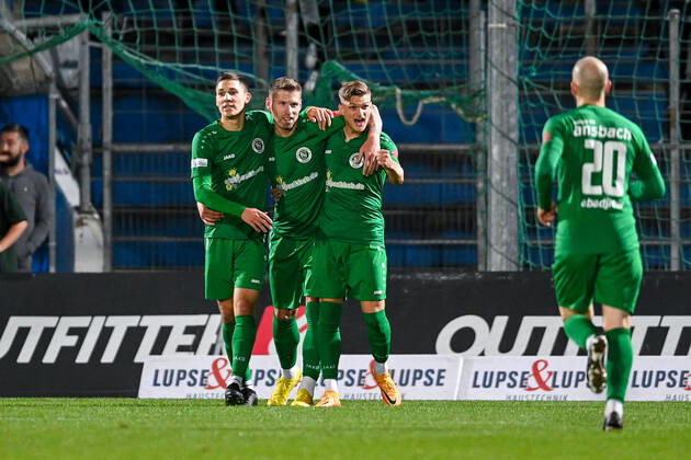 Ansbach players celebrating the goal, celebration, goal, celebration, celebrating the goal to 0 1 by Bastian Herzner Ansbach, 23 2 v li , optimistic, action, action, 30 09 2022, Unterhaching Germany , football, Regionalliga Bayern, SpVgg Unterhaching SpVgg Ansbach 09 xslx
