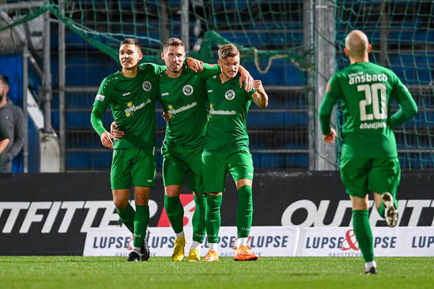 Ansbach players celebrating the goal, celebration, goal, celebration, celebrating the goal to 0 1 by Bastian Herzner Ansbach, 23 2 v li , optimistic, action, action, 30 09 2022, Unterhaching Germany , football, Regionalliga Bayern, SpVgg Unterhaching SpVgg Ansbach 09 xslx