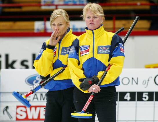 GÄVLE 040419 The Swedish womens curling teams skipper Anette Norberg lets go of a stone while Anna Bergström and Cathrine Norberg sweep on Monday, April 19 in the match against the USA during the Curling World Cup in Gävle GÄVLE SWEDEN CURLING x1066x  Copyright: xHENRIKxMONTGOMERYx CURLING-VM 2004