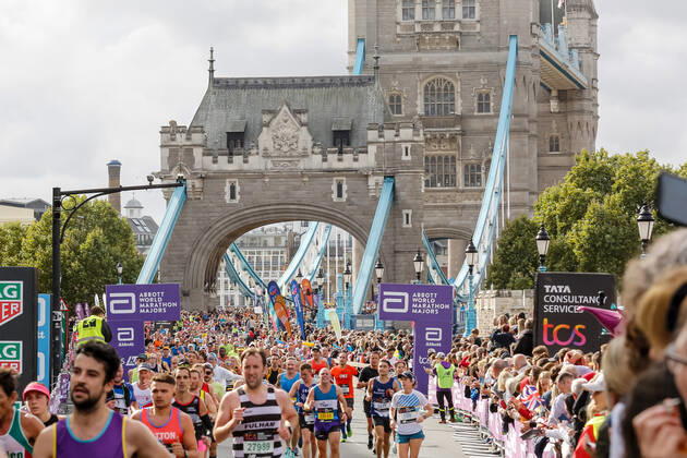 October 2, 2022, London, United Kingdom: Participants of TCS 2022 London Marathon run along the Tower Bridge in central London. Nearly 42 thousand runners participated in the 2022 competition. London United Kingdom - ZUMAs197 20221002_zaa_s197_257 Copyright: xDominikaxZarzyckax
