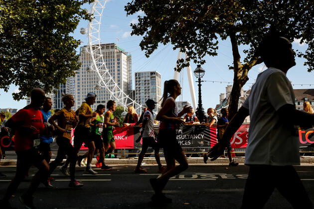 October 2, 2022, London, United Kingdom: Participants of TCS 2022 London Marathon run near the London Eye in central London. Nearly 42 thousand runners participated in the 2022 competition. London United Kingdom - ZUMAs197 20221002_zaa_s197_246 Copyright: xDominikaxZarzyckax