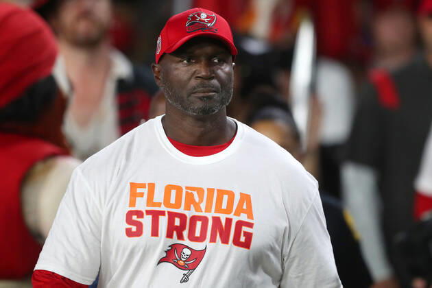 TAMPA, FL - OCTOBER 02: Tampa Bay Buccaneers Head Coach Todd Bowles looks out towards the field during the regular season game between the Kansas City Chiefs and the Tampa Bay Buccaneers on October 02, 2022 at Raymond James Stadium in Tampa, Florida. (Photo by Cliff Welch Icon Sportswire) NFL, American Football Herren, USA OCT 02 Chiefs at Buccaneers Icon357221002099