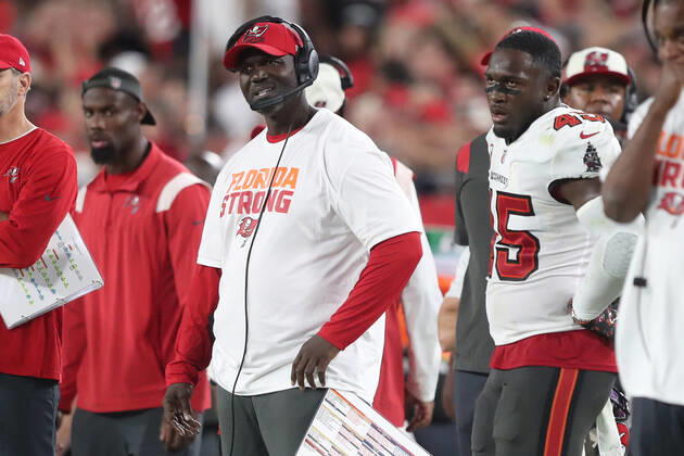 TAMPA, FL - OCTOBER 02: Tampa Bay Buccaneers Head Coach Todd Bowles looks out towards the field during the regular season game between the Kansas City Chiefs and the Tampa Bay Buccaneers on October 02, 2022 at Raymond James Stadium in Tampa, Florida. (Photo by Cliff Welch Icon Sportswire) NFL, American Football Herren, USA OCT 02 Chiefs at Buccaneers Icon357221002101