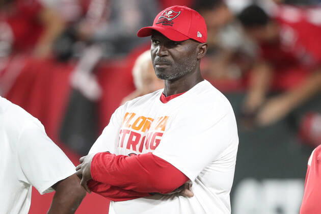 TAMPA, FL - OCTOBER 02: Tampa Bay Buccaneers Head Coach Todd Bowles watches the action on the field before the regular season game between the Kansas City Chiefs and the Tampa Bay Buccaneers on October 02, 2022 at Raymond James Stadium in Tampa, Florida. (Photo by Cliff Welch Icon Sportswire) NFL, American Football Herren, USA OCT 02 Chiefs at Buccaneers Icon357221002251