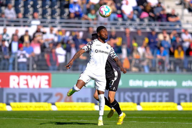 Moritz Broni Kwarteng 1 FC Magdeburg, 08 in header duel with Arne Sicker SV Sandhausen, 27 , SV Sandhausen vs 1 FC Magdeburg, Football, 2 Liga, 11 Matchday, Season 2022 2023, 09 10 2022, DFL REGULATES PROHIBIT ANY USE OF PHOTOGRAPHS AS IMAGE SEQUENCES AND OR QUASI VIDEO SV Sandhausen vs 1 FC Magdeburg, Football, 2 Liga, 11 Matchday, Season 2022 2023, 09 10 2022 Sandhausen Copyright: xEibner-Pressefotox EP_EER