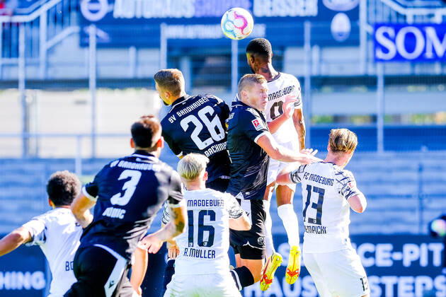 Moritz Broni Kwarteng 1 FC Magdeburg, 08 clears a corner with his head against Janik Bachmann SV Sandhausen, 26 and Aleksandr Zhirov SV Sandhausen, 2 , SV Sandhausen vs 1 FC Magdeburg, Football, 2 Liga, Matchday 11, Season 2022 2023, 09 10 2022, DFL REGULATES PROHIBIT ANY USE OF PHOTOGRAPHS AS IMAGE SEQUENCES AND OR QUASI VIDEO SV Sandhausen vs 1 FC Magdeburg, Football, 2 Liga, 11 Matchday, Season 2022 2023, 09 10 2022 Sandhausen Copyright: xEibner-Pressefotox EP_EER