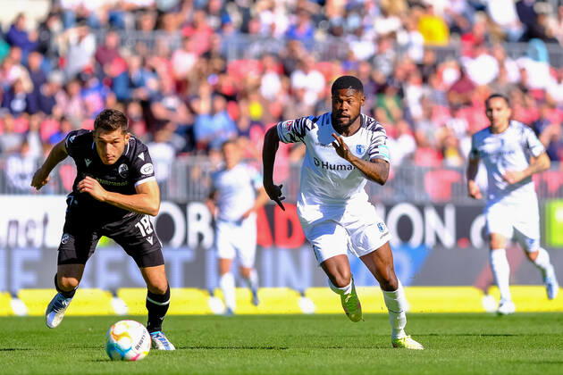 Moritz Broni Kwarteng 1 FC Magdeburg, 08 in duel with Bashkim Ajdini SV Sandhausen, 19 , SV Sandhausen vs 1 FC Magdeburg, Football, 2 Liga, 11 Matchday, Season 2022 2023, 09 10 2022, DFL REGULATES PROHIBIT ANY USE OF PHOTOGRAPHS AS IMAGE SEQUENCES AND OR QUASI VIDEO SV Sandhausen vs 1 FC Magdeburg, Football, 2 Liga, 11 Matchday, Season 2022 2023, 09 10 2022 Sandhausen Copyright: xEibner-Pressefotox EP_EER