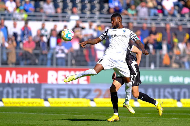 Moritz Broni Kwarteng 1 FC Magdeburg, 08 in header duel with Arne Sicker SV Sandhausen, 27 , SV Sandhausen vs 1 FC Magdeburg, Football, 2 Liga, 11 Matchday, Season 2022 2023, 09 10 2022, DFL REGULATES PROHIBIT ANY USE OF PHOTOGRAPHS AS IMAGE SEQUENCES AND OR QUASI VIDEO SV Sandhausen vs 1 FC Magdeburg, Football, 2 Liga, 11 Matchday, Season 2022 2023, 09 10 2022 Sandhausen Copyright: xEibner-Pressefotox EP_EER