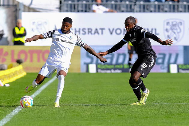 Moritz Broni Kwarteng 1 FC Magdeburg, 08 in duel with David Kinsombi SV Sandhausen, 10 , SV Sandhausen vs 1 FC Magdeburg, Football, 2 Liga, 11 Matchday, Season 2022 2023, 09 10 2022, DFL REGULATES PROHIBIT ANY USE OF PHOTOGRAPHS AS IMAGE SEQUENCES AND OR QUASI VIDEO SV Sandhausen vs 1 FC Magdeburg, Football, 2 Liga, 11 Matchday, Season 2022 2023, 09 10 2022 Sandhausen Copyright: xEibner-Pressefotox EP_EER