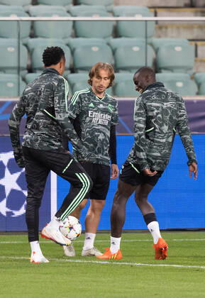Real Madrid Training Session And press conference, PK, Pressekonferenz Luca Modric (Real),Ferland Mendy (Real) during the training session and press conference of Real Madrid in Warsaw, Poland, on October 10, 2022. Warsaw Poland Copyright: xFotoxOlimpikx originalFilename:jastrzebowski-realmadr221010_np6SN