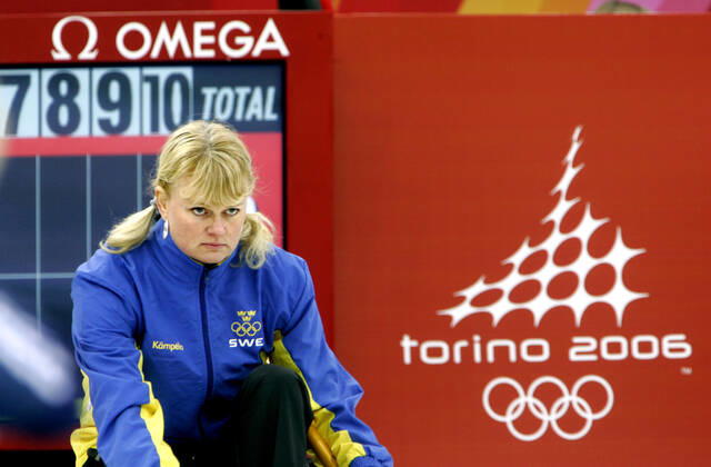 PINEROLO 20060215 Swedens skipper Anette Norberg lays a stone the match between Sweden and Great Britain in round 4 of the Olympic curling tournament on December 15, 2006 TURIN ITALY Olympics x10250x  Copyright: xPontusxLundahlx xTTx 10050