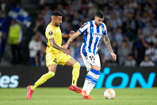 October 13, 2022, SAN SEBASTIAN, GUIPUZCOA, SPAIN: Diego Rico of Real Sociedad competes for the ball with Renan Guedes of FC Sheriff Tiraspol during the UEFA Europa League group E match between Real Sociedad and FC Sheriff Tiraspol at Reale Arena on October 13, 2022, in San Sebastian, Spain. SAN SEBASTIAN SPAIN - ZUMAa181 20221013_zaa_a181_080 Copyright: xRicardoxLarreinax