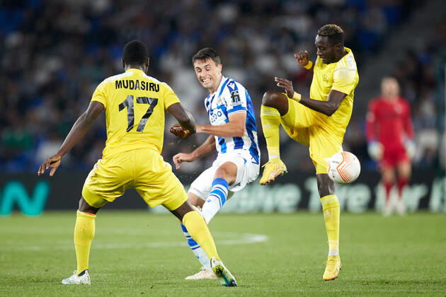 October 13, 2022, SAN SEBASTIAN, GUIPUZCOA, SPAIN: Ander Guevara of Real Sociedad competes for the ball with Mudasiru Salifu of FC Sheriff Tiraspol during the UEFA Europa League group E match between Real Sociedad and FC Sheriff Tiraspol at Reale Arena on October 13, 2022, in San Sebastian, Spain. SAN SEBASTIAN SPAIN - ZUMAa181 20221013_zaa_a181_102 Copyright: xRicardoxLarreinax