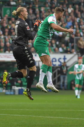 Niklas Fuellkrug SV Werder Bremen 11 fails to make an impact against goalkeeper Robin Zentner 1 FSV Mainz 05 27, SV Werder Bremen 1 FSV Mainz 05, Football, Bundesliga, DFL, 15 10 2022 DFB regulations prohibit any use of photographs as image sequences and or quasi video Bremen Bremen Germany Copyright: xkolbert-press BurghardxSchreyerx