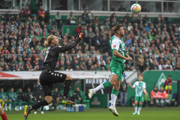 Niklas Fuellkrug SV Werder Bremen 11 fails to make an impact against goalkeeper Robin Zentner 1 FSV Mainz 05 27, SV Werder Bremen 1 FSV Mainz 05, Football, Bundesliga, DFL, 15 10 2022 DFB regulations prohibit any use of photographs as image sequences and or quasi video Bremen Bremen Germany Copyright: xkolbert-press BurghardxSchreyerx