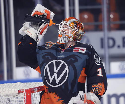 Dustin Strahlmeier Grizzlys Wolfsburg ice hockey, DEL, Penny DEL, men, men, season 2022 20223 Grizzlys Wolfsburg vs Schwenningen