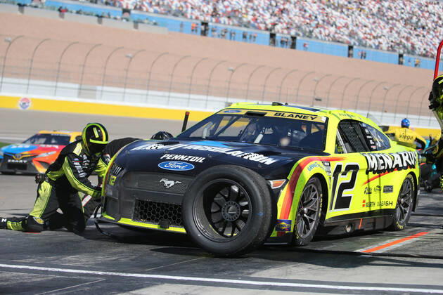 LAS VEGAS, NV - OCTOBER 16: Ryan Blaney ( 12 Team Penske Menards Knauf Ford) in for a pit stop during the South Point 400 NASCAR, Motorsport, USA Cup Series Playoff race on October 16, 2022, at Las Vegas Motor Speedway in Las Vegas, NV. (Photo by Matthew Bolt LVMS Icon Sportswire) AUTO: OCT 16 NASCAR Cup Series Playoff South Point 400 Icon221016017