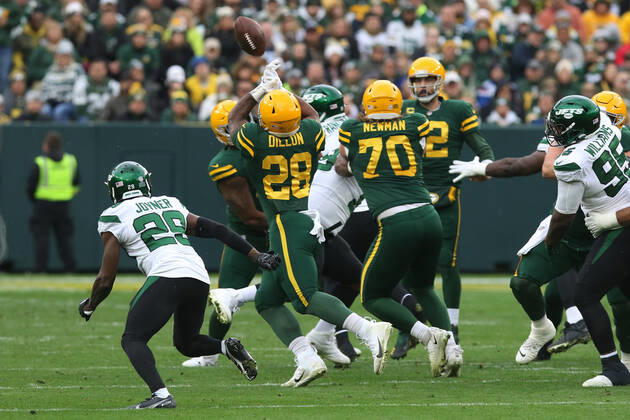 GREEN BAY, WI - OCTOBER 16: Green Bay Packers running back AJ Dillon (28) drops a pass during a game between the Green Bay Packers and the New York Jets at Lambeau Field on October 16, 2022 in Green Bay, WI. (Photo by Larry Radloff Icon Sportswire) NFL, American Football Herren, USA OCT 16 Jets at Packers Icon2210160891