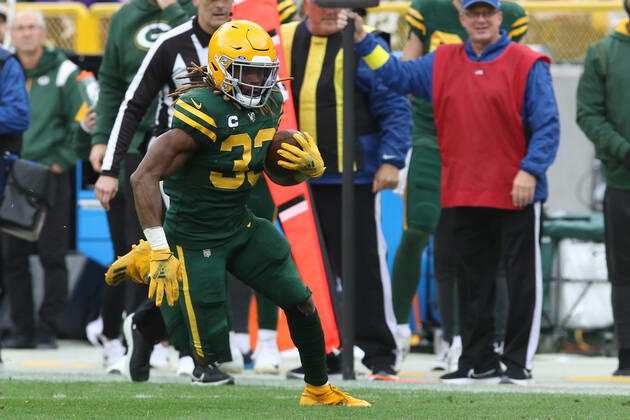 GREEN BAY, WI - OCTOBER 16: Green Bay Packers running back Aaron Jones (33) runs for a first down during a game between the Green Bay Packers and the New York Jets at Lambeau Field on October 16, 2022 in Green Bay, WI. (Photo by Larry Radloff Icon Sportswire) NFL, American Football Herren, USA OCT 16 Jets at Packers Icon2210162620