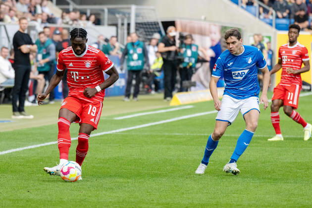 Alphonso Davies FC Bayern Muenchen and Robert Skov TSG 1899 Hoffenheim Germany, Sinsheim, 22 10 2022, Football, Bundesliga TSG 1899 Hoffenheim vs FC Bayern Muenchen, Season 2022 2023, Matchday 11, PreZero Arena Foto A2 Bildagentur Peter Hartenfelser DFL DFB REGULATIONS PROHIBIT ANY USE OF PHOTOGRAPHS AS IMAGE SEQUENCES AND OR QUASI VIDEO