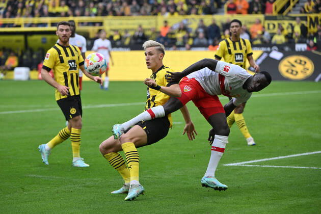 Nico Schlotterbeck Borussia Dortmund , li , vs Silas VfB Stuttgart 22 10 2022, Football GER, Season 2022 2023, 1 Bundesliga, Matchday 11, Borussia Dortmund VfB Stuttgart 5 0 Dortmund Signal Iduna Park Nordrhein Westfalen Germany Team2