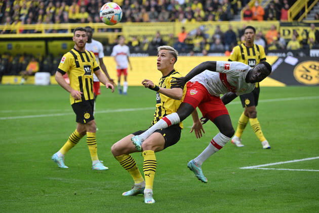 Nico Schlotterbeck Borussia Dortmund , li , vs Silas VfB Stuttgart 22 10 2022, Football GER, Season 2022 2023, 1 Bundesliga, Matchday 11, Borussia Dortmund VfB Stuttgart 5 0 Dortmund Signal Iduna Park Nordrhein Westfalen Germany Team2