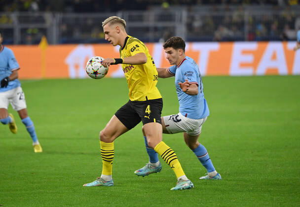 Nico Schlotterbeck Borussia Dortmund , li , vs Julian Alvarez Manchester City 25 10 2022, Football Champions League, 2022 2023 season, preliminary round, matchday 5, Borussia Dortmund Manchester City 0 0 Dortmund Signal Iduna Park Nordrhein Westfalen Germany Team2