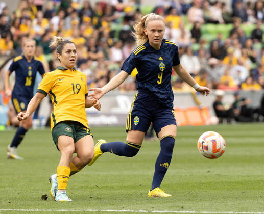 221112 Matilda Vinberg of the Swedish women s national football team contests with Katrina Gorry of the Australian women s national football team during the women s international friendly football match between Australia and Sweden on November 12, 2022 in Melbourne Photo Hamish Blair BILDBYRAN COP 335 XX0033 bbeng fotboll football soccer fotball träningslandskamp international friendly dam sverige sweden australia australien, Copyright: HAMISHxBLAIR BB221112BB185