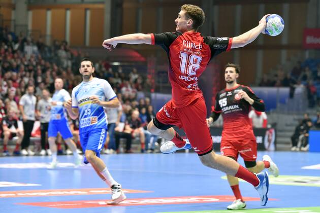 Florian Dorsten MT Melsungen throwing Ivan Sliskovic TVB Stuttgart L , MT Melsungen TVB Stuttgart, Handball, 1 Bundesliga Maenner, 13 11 2022, MT Melsungen TVB Stuttgart, Handball, GER, 1 Bundesliga Maenner, 13 11 2022 Kassel Copyright: xEibner-Pressefotox-xRolandxSippelx