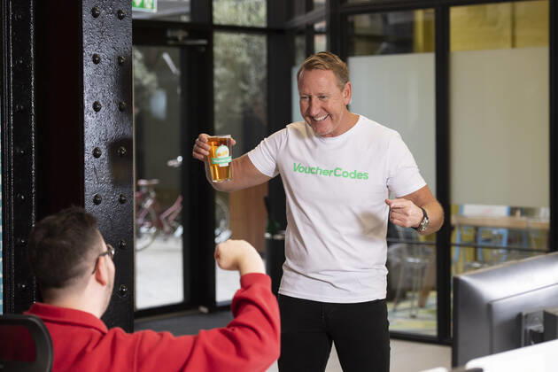 Image Licensed to Parsons Media. 15 11 2022. London, United Kingdom. Former England midfielder, Ray Parlour, launches the VoucherCodes On Tap service, delivering beer to fans at their place of work, so they can sip on a beer as they enjoy England™s opening fixture against Iran.  Copyright: xBenxStevensx xParsonsxMediax PAR-8086-0002
