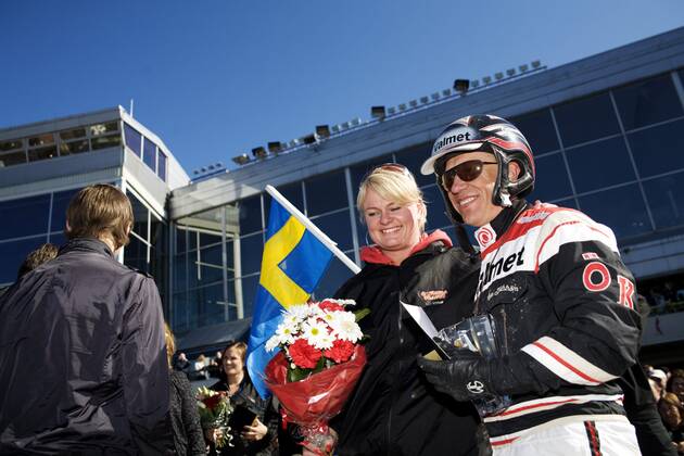 GÖTEBORG 20090418 Curling skipper and Olympic gold medallist Anette Norberg congratulates coach Örjan Kihlström after winning the Olympic race with the horse Triton Sund at the Aby trotting track in Gothenburg on Saturday GÖTEBORG SWEDEN x9200x  Copyright: xERIKxABELx xTTx OLYMPIATRAVET