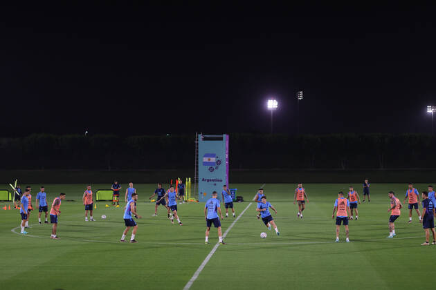 Argentina s players take part in a training session of the team held at Qatar s University, in Doha, Qatar, 19 November 2022, on the eve of inauguration soccer match of FIFA World Cup, WM, Weltmeisterschaft, Fussball Qatar 2022 between Qatar and Ecuador. FIFA World Cup Qatar 2022 - Argentina s training session !ACHTUNG: NUR REDAKTIONELLE NUTZUNG! Copyright: xJuanxIgnacioxRoncoronix EVE076 20221119-374b07aaf579977923520f69cd4180c03d0df69a
