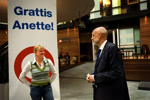 STOCKHOLM 20060228 The Olympic party is over and gold hero Anette Norberg is back home Yesterday she was back at work at Nordea where she was honoured by her colleague Magnus Erkander, head of finance at Nordea STOCKHOLM SWEDEN x3500x  Copyright: xMAGNUSxHALLGRENx ANETTE NORBERG