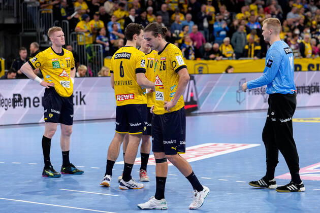 Rhein Neckar Löwen players, disappointed with the defeat, disappointment after the final whistle, highlight, loser, lost, frustration, disappointed, pessimistic, 24 11 2022, Mannheim Germany , Handball, Bundesliga, Rhein Neckar Löwen Füchse Berlin xozx
