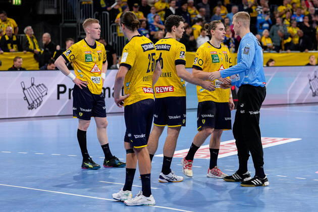 Rhein Neckar Löwen players, disappointed with the defeat, disappointment after the final whistle, highlight, loser, lost, frustration, disappointed, pessimistic, 24 11 2022, Mannheim Germany , Handball, Bundesliga, Rhein Neckar Löwen Füchse Berlin xozx