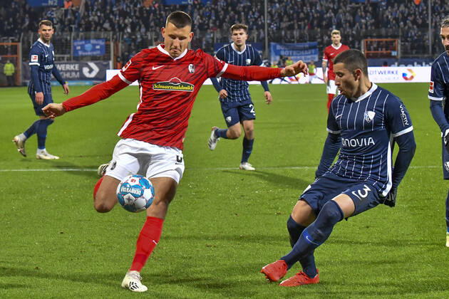 Penalty scene Torchance from Maximilian Eggestein 8th, SC Freiburg Danilo Soares 3, VfL Bochum right 27 11 2021 ¢ Football, 2 Bundesliga, VfL Bochum vs SC Freiburg, Vonovia ruhr stadium, Bochum, NRW Germany Copyright: xpepphotox xHorstxMauelshagenx pep00321, pep_20211127_hm