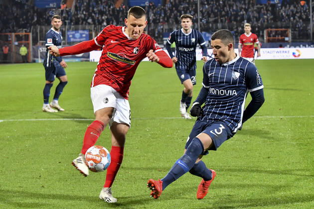 Penalty scene Torchance from Maximilian Eggestein 8th, SC Freiburg Danilo Soares 3, VfL Bochum right 27 11 2021 ¢ Football, 2 Bundesliga, VfL Bochum vs SC Freiburg, Vonovia ruhr stadium, Bochum, NRW Germany Copyright: xpepphotox xHorstxMauelshagenx pep00321, pep_20211127_hm