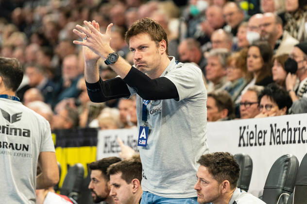 Carsten Lichtlein MT Melsungen goalkeeper coach with applause for Adam Morawski MT Melsungen 1 THW Kiel vs MT Melsungen, handball, Bundesliga, matchday 16, season 2022 2023, 11 12 2022 press photo Marcel von Fehrn THW Kiel vs MT Melsungen, handball, Bundesliga, matchday 16, season 2022 2023, 11 12 2022 Kiel Copyright: xEibner-Pressefoto MarcelxvonxFehrnx EP_EER