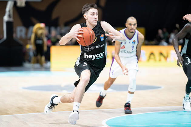 Gian Aydinoglu No 0 Basketball Loewen Braunschweig vs Geno Crandall No 4 BG Goettingen GER, Basketball Loewen Braunschweig vs BG Goettingen, Basketball, easy credit BBL, Spielzeit 2022 23, 26 12 2022 GER, Basketball Loewen Braunschweig vs BG Goettingen, Basketball, easy credit BBL, Spielzeit 2022 23, 26 12 2022 Braunschweig. Copyright: xEibner-Pressefoto DanielxREINELTx EP_DRT