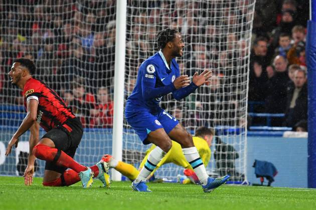 Chelsea v Bournemouth Premier League 27 12 2022. Chelsea forward Raheem Sterling (17) looks frustrated, looks dejected after AFC Bournemouth goalkeeper Mark Travers (1) makes a save during the Premier League match between Chelsea and Bournemouth at Stamford Bridge, London, England on 27 December 2022. London Stamford Bridge Greater London England Editorial use only DataCo restrictions apply See www.football-dataco.com , Copyright: xSimonxTraylenx PSI-16605-0021