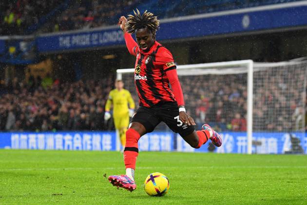 Chelsea v Bournemouth Premier League 27 12 2022. AFC Bournemouth defender Jordan Zemura (33) plays a pass during the Premier League match between Chelsea and Bournemouth at Stamford Bridge, London, England on 27 December 2022. London Stamford Bridge Greater London England Editorial use only DataCo restrictions apply See www.football-dataco.com , Copyright: xSimonxTraylenx PSI-16605-0042