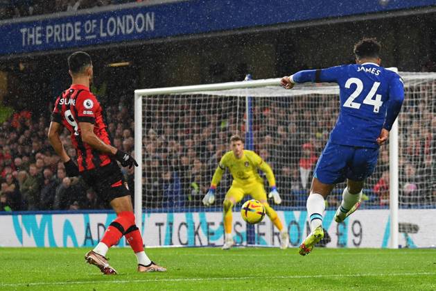 Chelsea v Bournemouth Premier League 27 12 2022. Chelsea defender Reece James (24) crosses the ball during the Premier League match between Chelsea and Bournemouth at Stamford Bridge, London, England on 27 December 2022. London Stamford Bridge Greater London England Editorial use only DataCo restrictions apply See www.football-dataco.com , Copyright: xSimonxTraylenx PSI-16605-0043