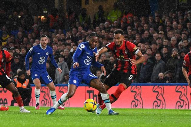 Chelsea v Bournemouth Premier League 27 12 2022. Chelsea forward Raheem Sterling (17) under pressure from AFC Bournemouth defender Lloyd Kelly (5) during the Premier League match between Chelsea and Bournemouth at Stamford Bridge, London, England on 27 December 2022. London Stamford Bridge Greater London England Editorial use only DataCo restrictions apply See www.football-dataco.com , Copyright: xSimonxTraylenx PSI-16605-0049