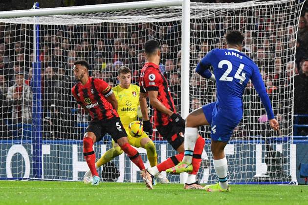 Chelsea v Bournemouth Premier League 27 12 2022. Chelsea defender Reece James (24) shoots at goal from close range during the Premier League match between Chelsea and Bournemouth at Stamford Bridge, London, England on 27 December 2022. London Stamford Bridge Greater London England Editorial use only DataCo restrictions apply See www.football-dataco.com , Copyright: xSimonxTraylenx PSI-16605-0051