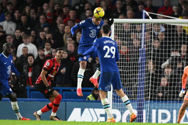 Chelsea v Bournemouth Premier League 27 12 2022. Chelsea defender Thiago Silva (6) heads the ball during the Premier League match between Chelsea and Bournemouth at Stamford Bridge, London, England on 27 December 2022. London Stamford Bridge Greater London England Editorial use only DataCo restrictions apply See www.football-dataco.com , Copyright: xSimonxTraylenx PSI-16605-0054