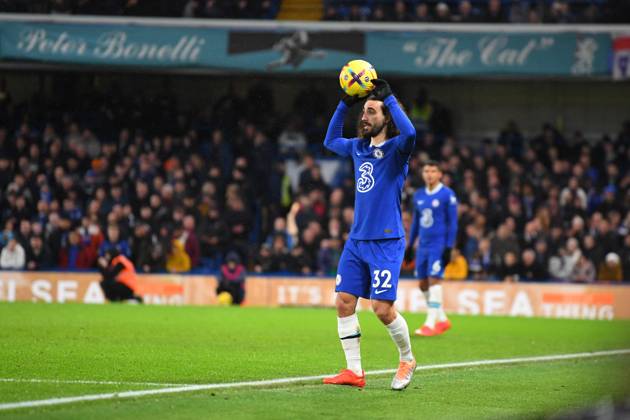 Chelsea v Bournemouth Premier League 27 12 2022. Chelsea defender Marc Cucurella (32) takes a throw in during the Premier League match between Chelsea and Bournemouth at Stamford Bridge, London, England on 27 December 2022. London Stamford Bridge Greater London England Editorial use only DataCo restrictions apply See www.football-dataco.com , Copyright: xSimonxTraylenx PSI-16605-0068