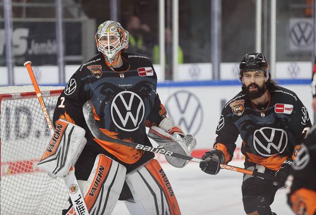 Dustin Strahlmeier Grizzlys Wolfsburg , Dominik Bittner Grizzlys Wolfsburg ice hockey, DEL, Penny DEL, men, men, season 2022 20223 Grizzlys Wolfsburg vs Straubing Tigers