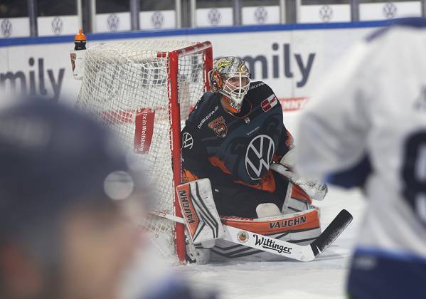 Dustin Strahlmeier Grizzlys Wolfsburg ice hockey, DEL, Penny DEL, men, men, season 2022 20223 Grizzlys Wolfsburg vs. Straubing Tigers